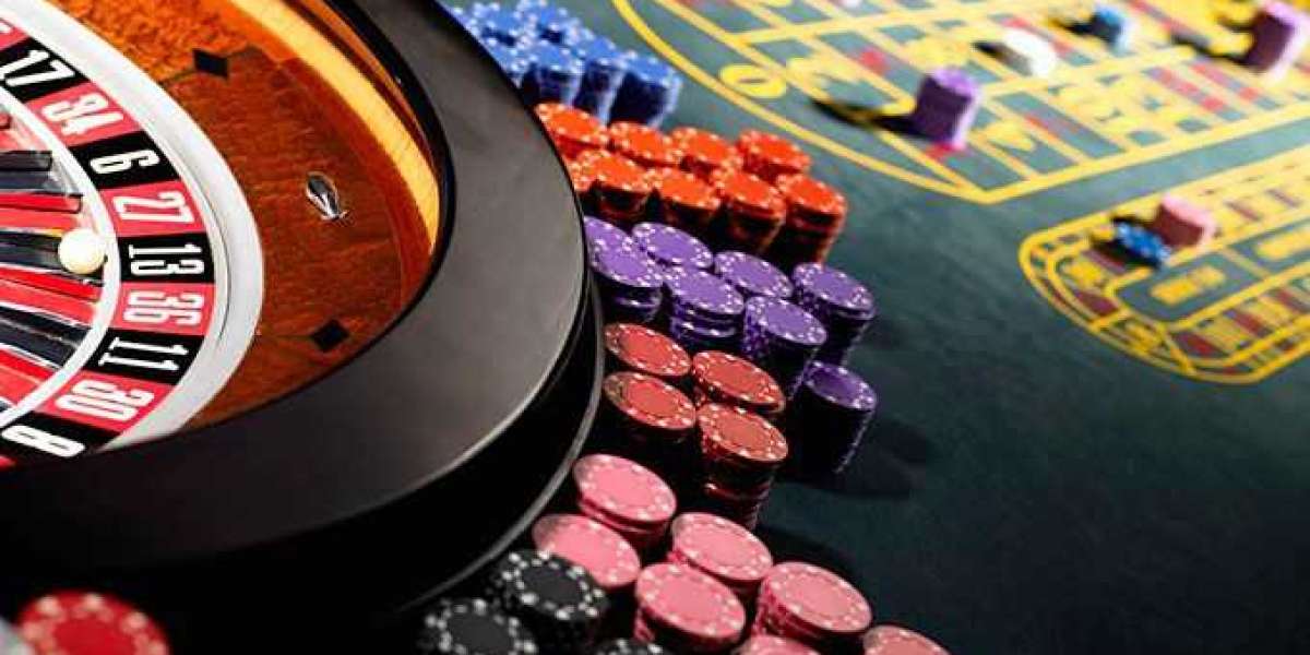 Inside the Ring: Online Poker and Online Baccarat Compared
